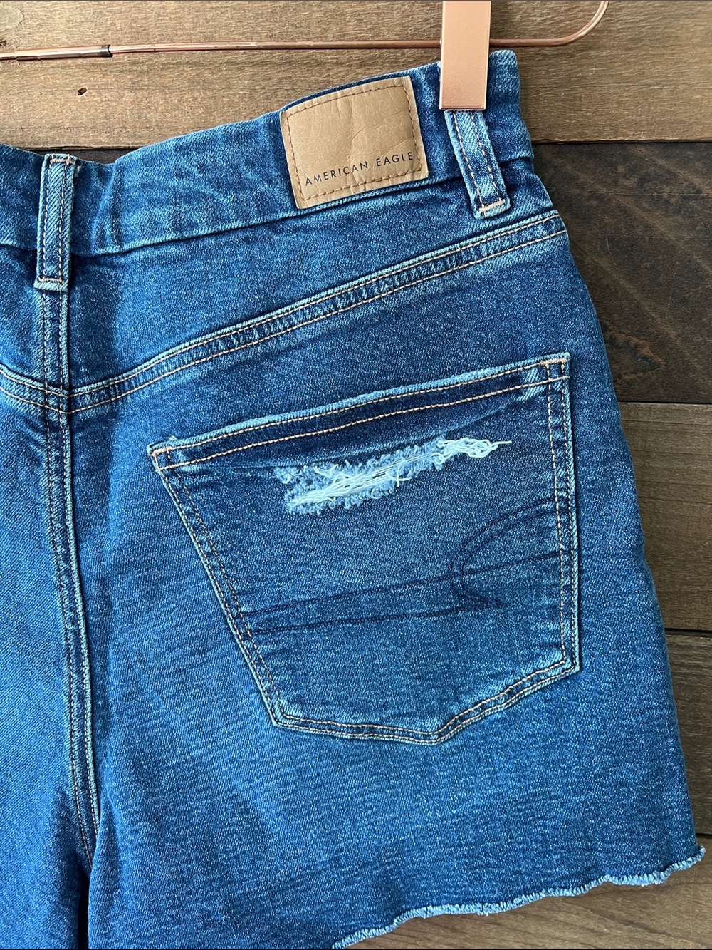 NWT American Eagle Women's Curvy Mom Distressed Denim Jean Short in Blue Size 8 - Picture 4 of 7